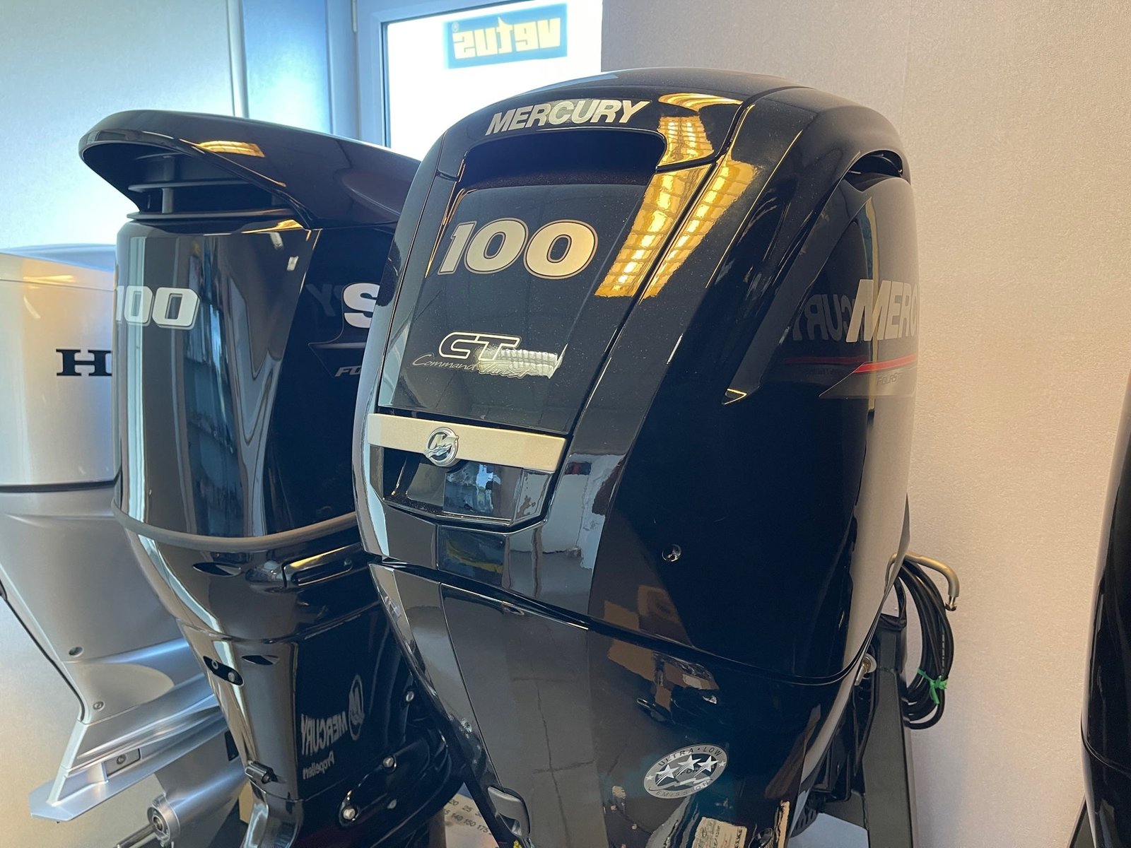 mercury 100 hp long shaft f100 efi elpt ct (including remote control, gauges and propeller) Mercury 100 HP long shaft F100 EFI ELPT CT (including remote control, gauges and propeller)