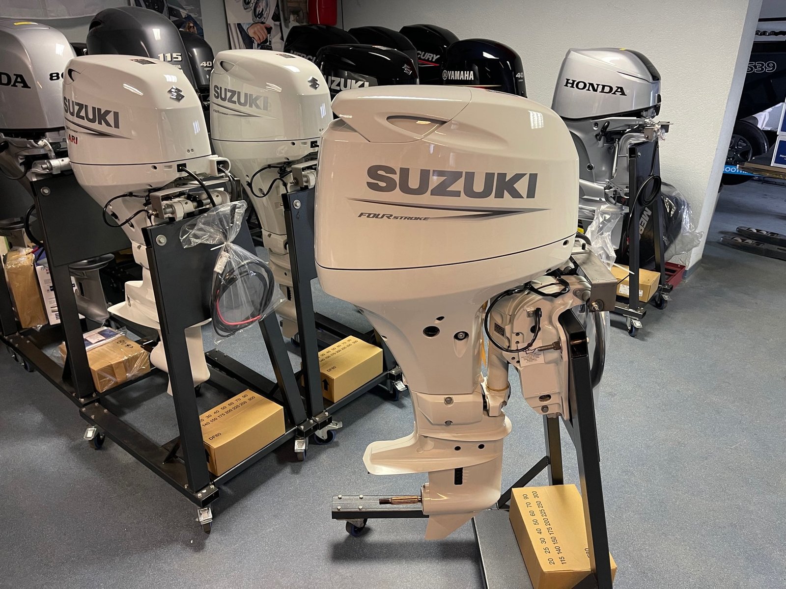 suzuki 60 hp long shaft df60 atl white (including remote control, gauges and propeller) Suzuki 60 HP long shaft DF60 ATL white (including remote control, gauges and propeller)